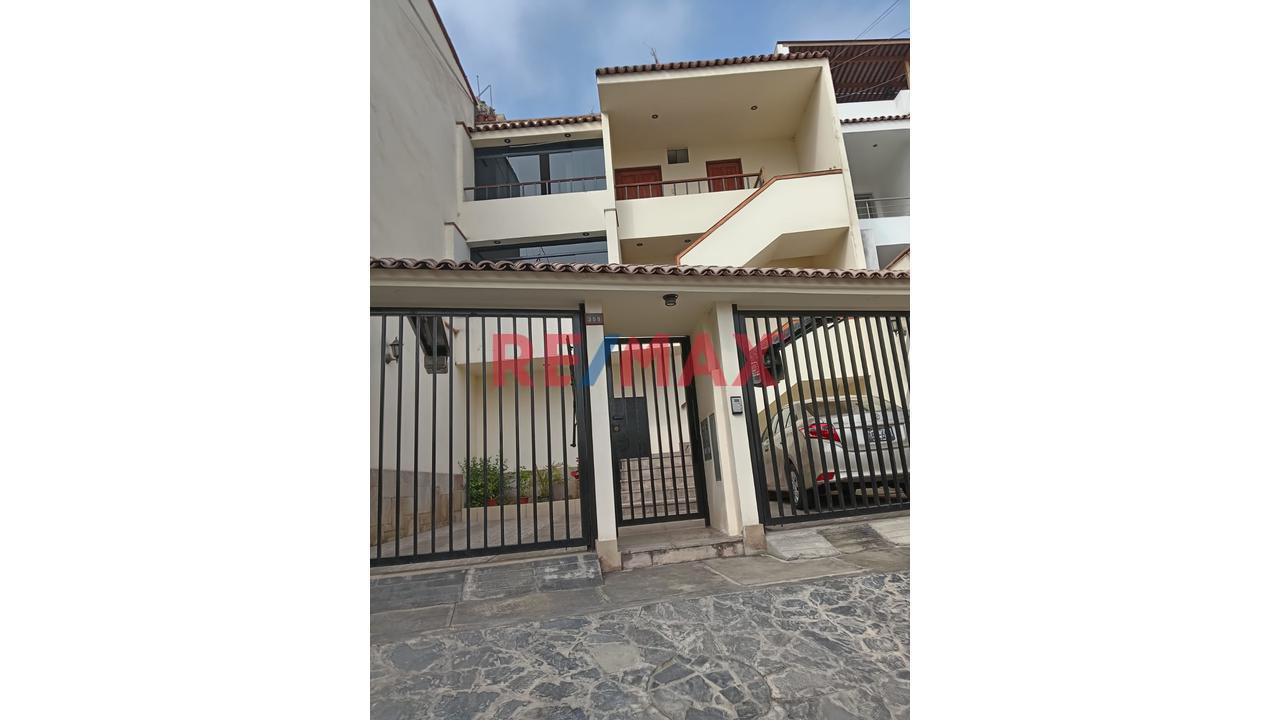 Vendo Casa Multifamiliar De 377 M² En Las Praderas De La Molina: 8 Dormitorios Y Vista Panorámica