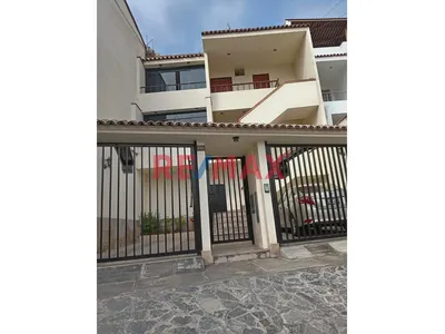Vendo Casa Multifamiliar De 377 M² En Las Praderas De La Molina: 8 Dormitorios Y Vista Panorámica
