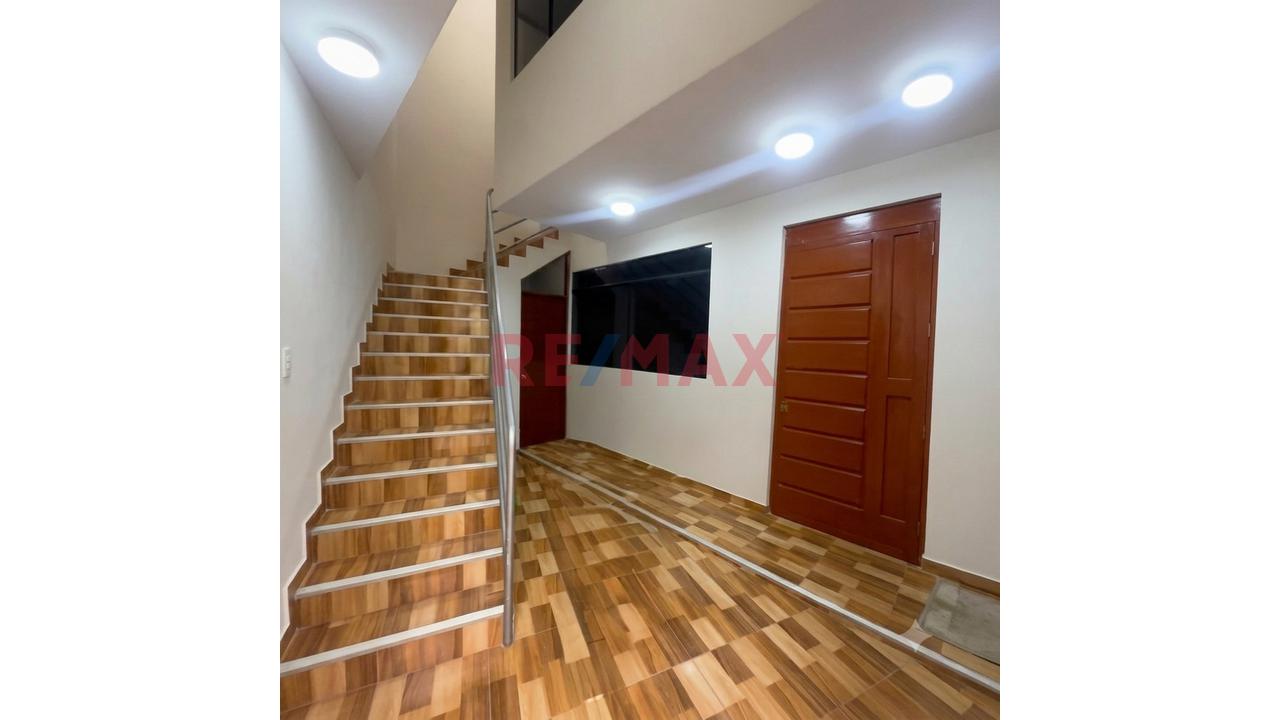 Casa De 3 Pisos En Estreno En Puente Piedra