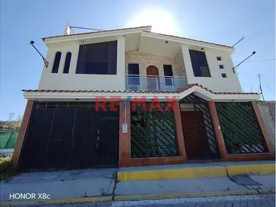 Amplia Y Moderna Casa En Venta En Yura A 2 Min De La Carretera Yura