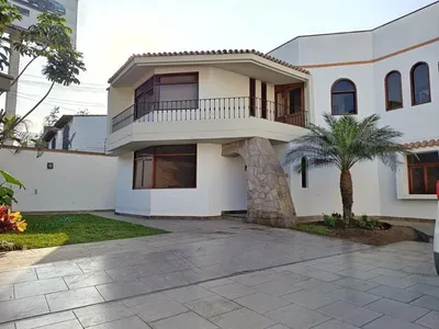 Casa en venta · Av. Raúl Ferrero al 1400, La Molina · 300 m², 8 dorm.
