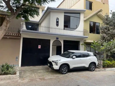 Venta de Casa en Santiago de Surco - Lima 6 Dormitorios