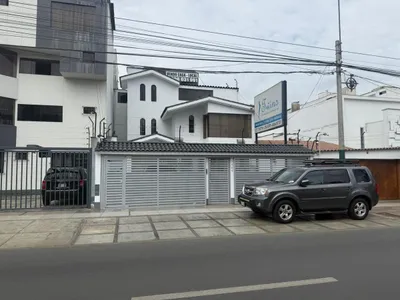 Venta de Casa en Santiago de Surco - Lima 9 Dormitorios