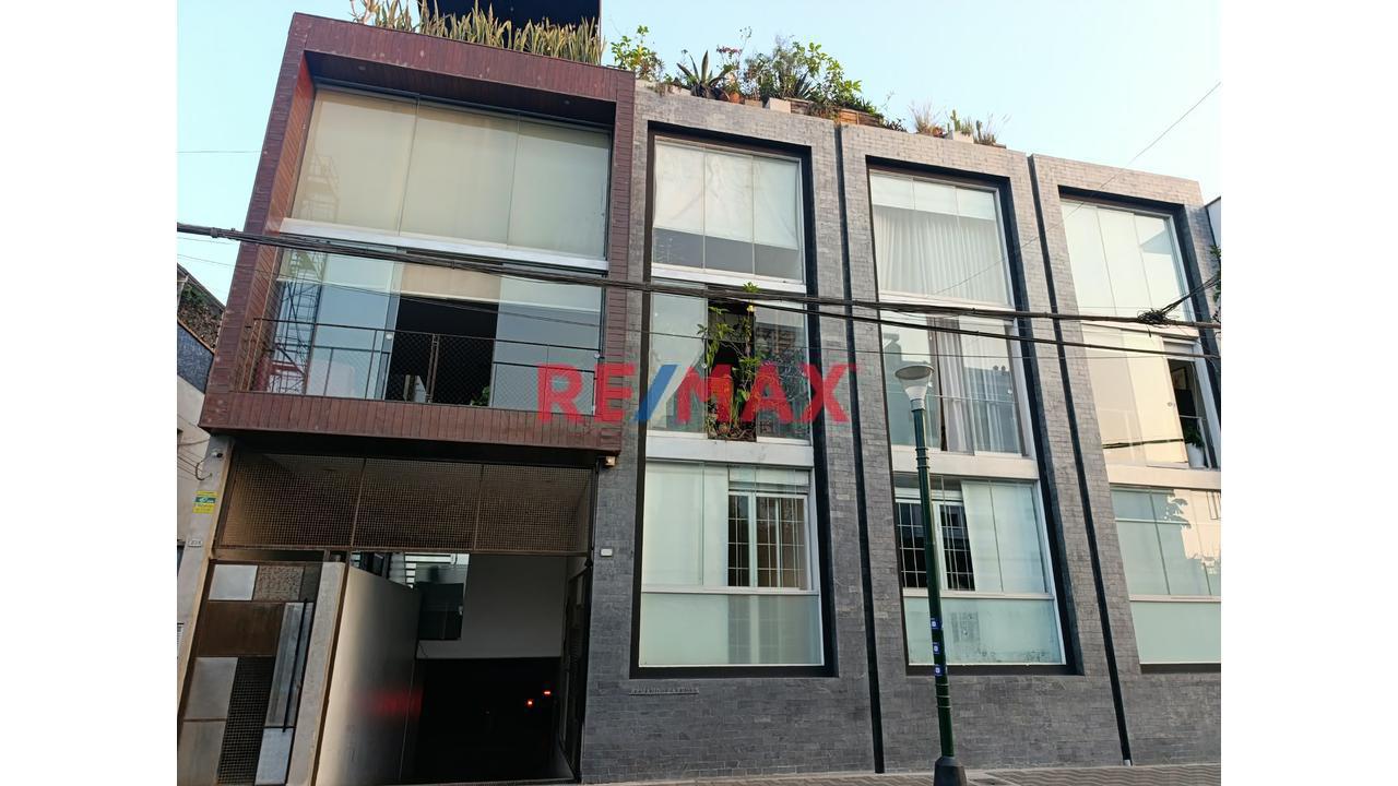 ¡Vive En Barranco! Departamento Triplex De 1 Dormitorio Con Hermosa Terraza Amoblada Y Cochera