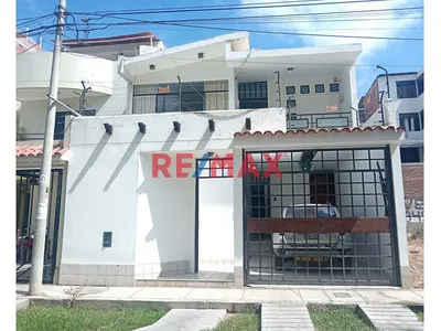 Casa En Venta En Santa Maria Del Pinar Frente A Parque Y  Acabados