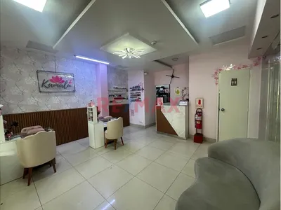 Local Comercial Con Mezanine En Avenida Angamos