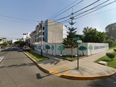 Terreno en venta-Santiago de Surco / 3 frentes esquina frente a parque