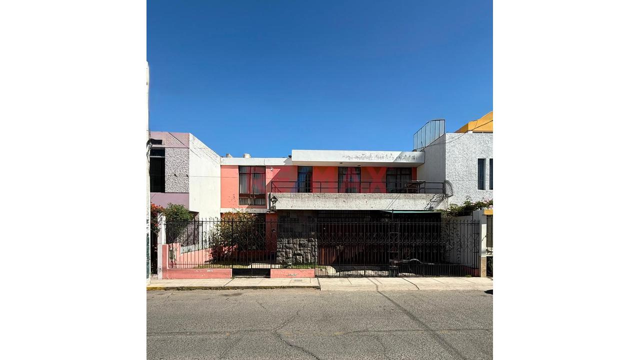 Amplia Casa De 324 M² En Venta En El Cercado De Arequipa-----Ideal Para:  * Oficinas Administrativas. * Consultorios Médicos O Odontológicos. * Centro De Capacitación. * Hostal U Hospedaje. * Airbnb. * Institución Educativa. * Empresa O Estudio Profesional. * Vivienda Para Familia Numerosa.