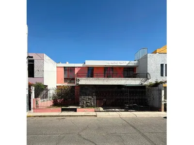 Amplia Casa De 324 M² En Venta En El Cercado De Arequipa-----Ideal Para:  * Oficinas Administrativas. * Consultorios Médicos O Odontológicos. * Centro De Capacitación. * Hostal U Hospedaje. * Airbnb. * Institución Educativa. * Empresa O Estudio Profesional. * Vivienda Para Familia Numerosa.