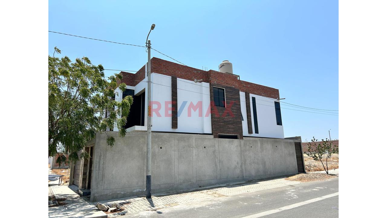 Venta De Casa En Esquina Urb.Boulevard Park Plaza