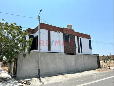 Venta De Casa En Esquina Urb.Boulevard Park Plaza