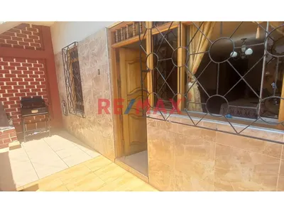 Se Vende Casa De 4 Pisos En La Urb Leoncio Prado, Rmac