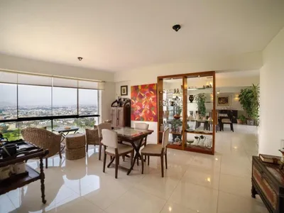 Venta de Departamento en Santiago de Surco - Lima 4 Dormitorios