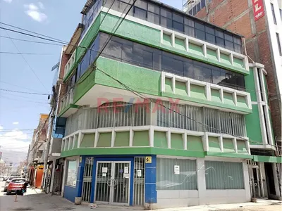 🏢 Se Alquila Local Comercial De 3 Pisos En Esquina | El Tambo — Una Ubicación Estratégica Para Empresas E Inversionistas