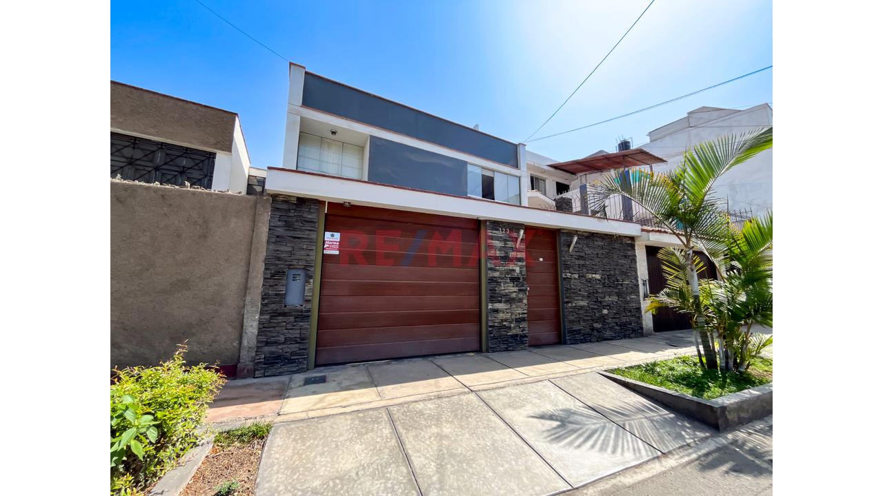 Vendo Amplia Casa De 3 Pisos Con Doble Terraza En San Miguel: 196 M²