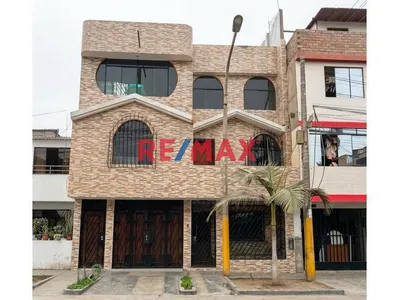 Vendo Casa De 420M2 De Tres Pisos Mas Azotea Frente A Parque En Comas