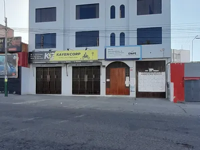 Casa de 4 pisos se alquila para empresas instituciones clínicas bancos etc.