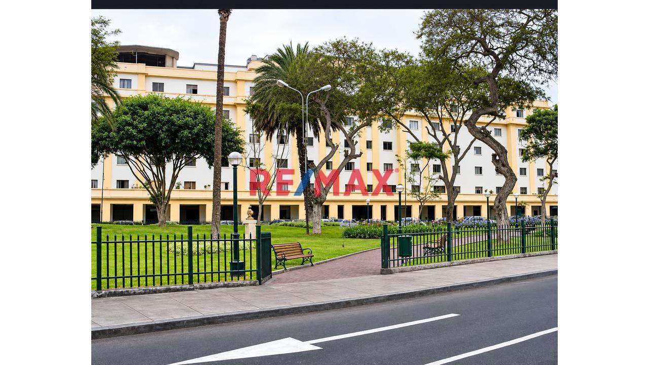🏡📍Miraflores: Departamento En Venta Con Historia, Techos Altos Y Frente  A Parque – Us$ 112,000