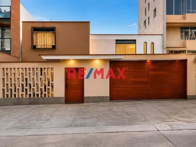 Casa En Venta En Vista Alegre – Surco | 5 Dormitorios, Jardín, Terraza, Bbq Y 2 Cocheras
