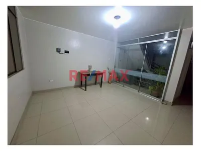 Amplio Departamento En Alquiler – 140 M² ¡Vive Frente Al Parque En San Martín De Porres!