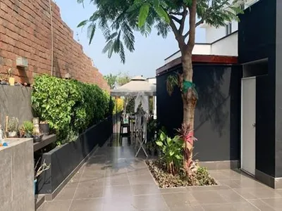 Venta de Casa en La Molina - Lima 8 Dormitorios