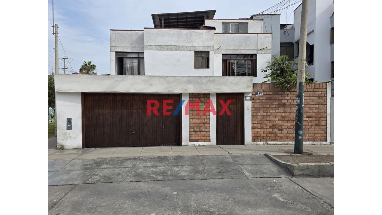 Casa Amplia De 3 Pisos En Surco