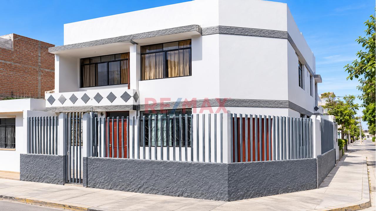 ¡Alquiler De Casa Comercial En Esquina – Urbanización San Isidro, Ica!