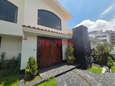 En Quinta Privada Cayma, Alquiler Casa Con Jardines