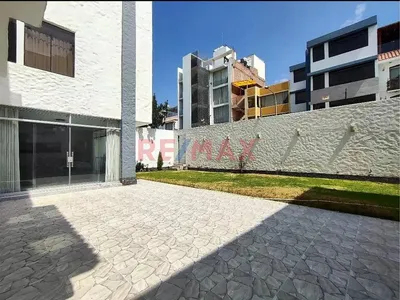 ✨🏡 Exclusiva Casa De Lujo Con Doble Fachada Y Amplios Espacios ✨