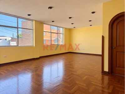 🔥 **¡Precio De Remate En Bellavista! Dúplex Con Gran Potencial Por Solo Us$ 89,000** 🔥