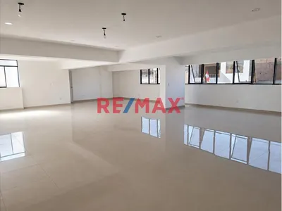 Alquiler Amplio Local Comercial / Industrial En Edificio De Estreno