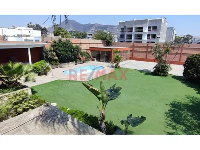 ¡Atención Inversionistas! Exclusivo Terreno En Venta En Surco Con Piscina, Cancha De Fronton Y Amplios Ambientes