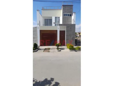 Vendo Moderna Casa 3 Pisos En Huaral | Frente A Parque