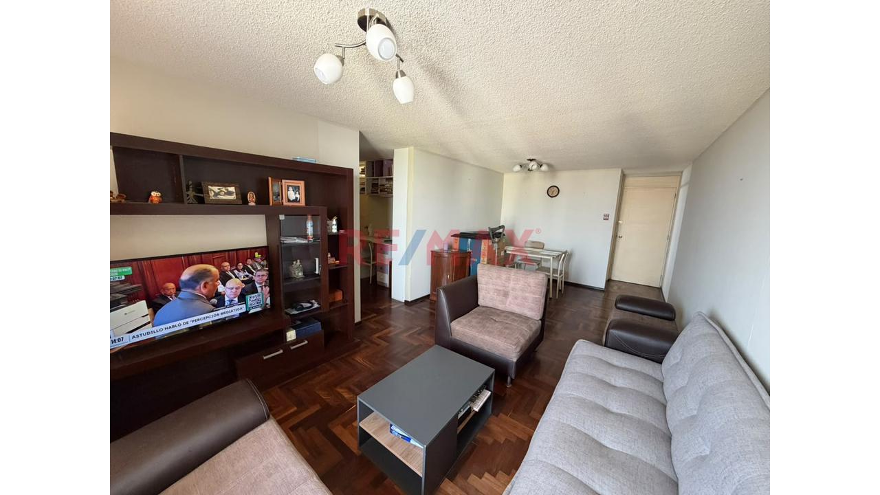 Vendo Y Amplio Departamento Con Balcón Y Estudio: Listo Para Mudarse En Chorrillos