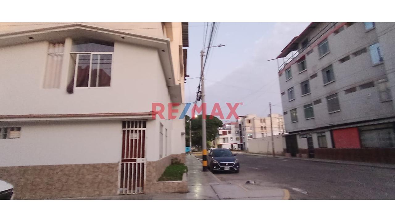 Alquilo Local Comercial En Urb, Los Pinos 25Mt S/1300