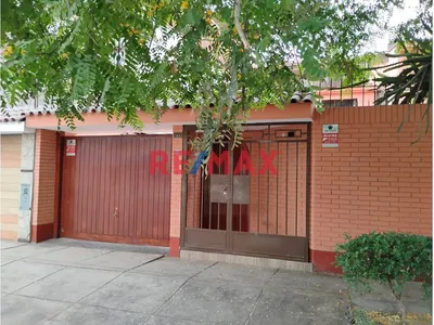 Venta De Amplia Casa