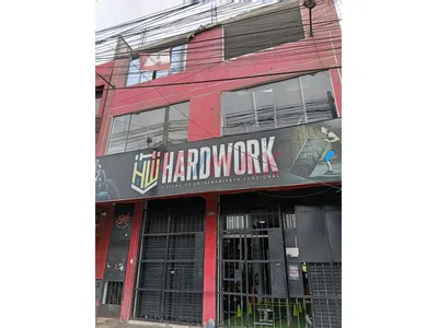 🏢 ¡Amplio Local Comercial En Alquiler En Segundo Piso – Plena Av. Universitaria! 📍