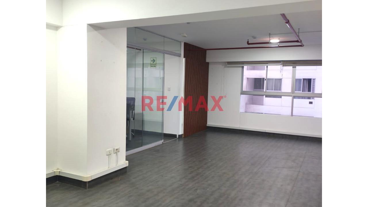 Venta De Oficina En Edif Empresarial De La Urb Santa Beatriz