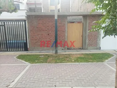Oportunidad Unica Se Vende Terreno + Construccion En Surco Con Parametros Para 3 Pisos