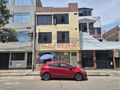 Edificio Rentable En Urb. Pacífico Smp: Local Comercial + 5 Departamentos (Pisos Independientes)