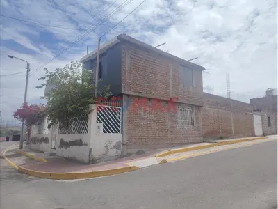 Se Vende Casa Con Amplio Terreno En Esquina