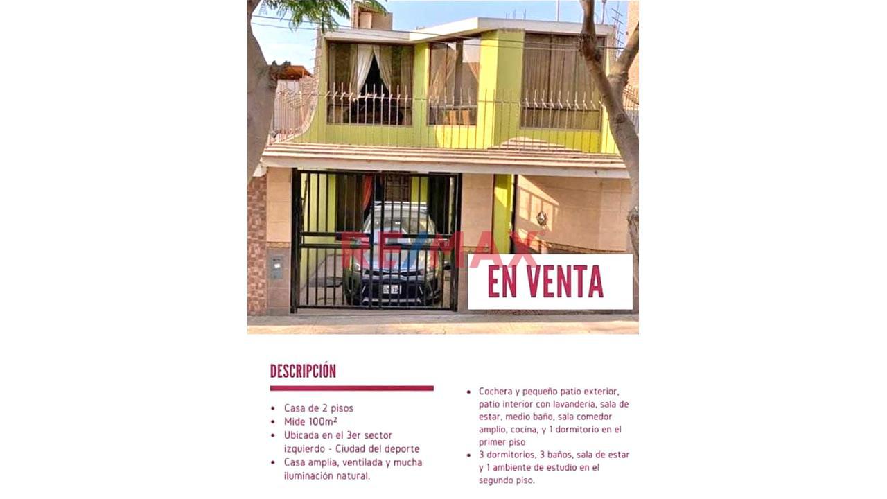 Casa De Dos Pisos  Con Estacionamiento Frente Al Parque