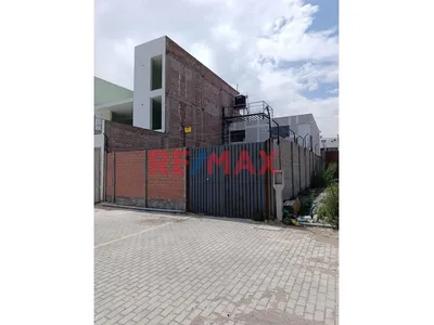 Terreno En Venta Con Construcción De Acero Estructural
