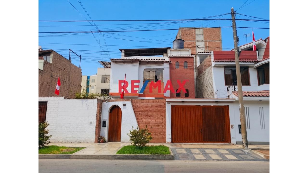 Vendo Hermosa Y Amplia Casa En Urb. Mayorazgo - Ate, Límite Con La Molina