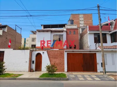 Vendo Amplia Casa En Urb. Mayorazgo - Ate, Límite Con La Molina