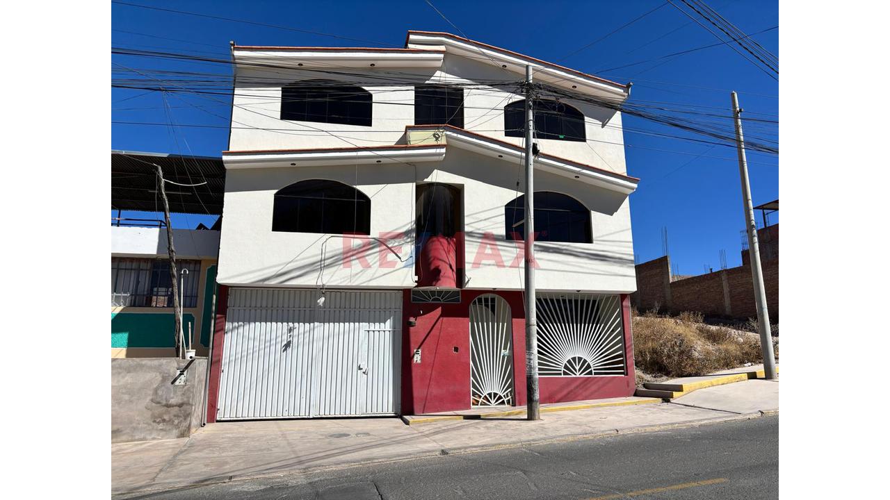 Casa Comercial  Multifamiliar En Venta  A 3  Cuadras De La Plaza De Socabaya
