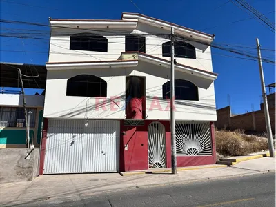 Casa Comercial  Multifamiliar En Venta  A 3  Cuadras De La Plaza De Socabaya