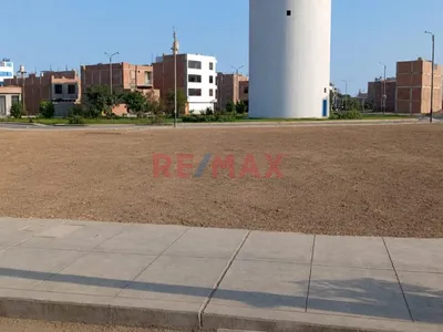 Se Vende Terreno En Urb El Prisma 178.96 M2 En Avenida - $132,500