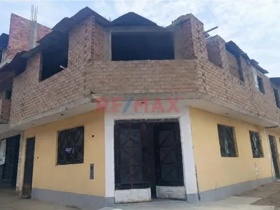 Casa En Venta Cerca A Estacion Bayovar Muy Bien Ubicada En Esquina