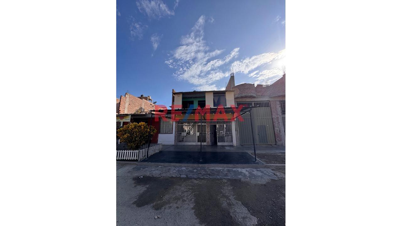 Casa De 2 Pisos En Manuel Arévalo
